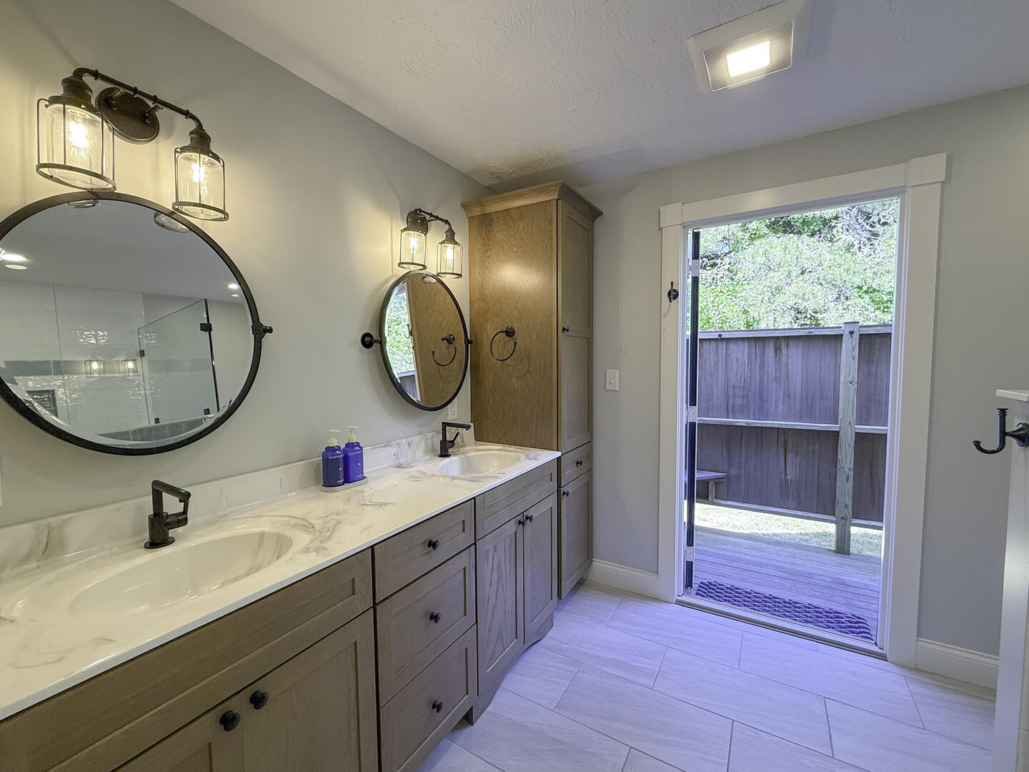 BR1 King En Suite with Shower Stall, First Floor