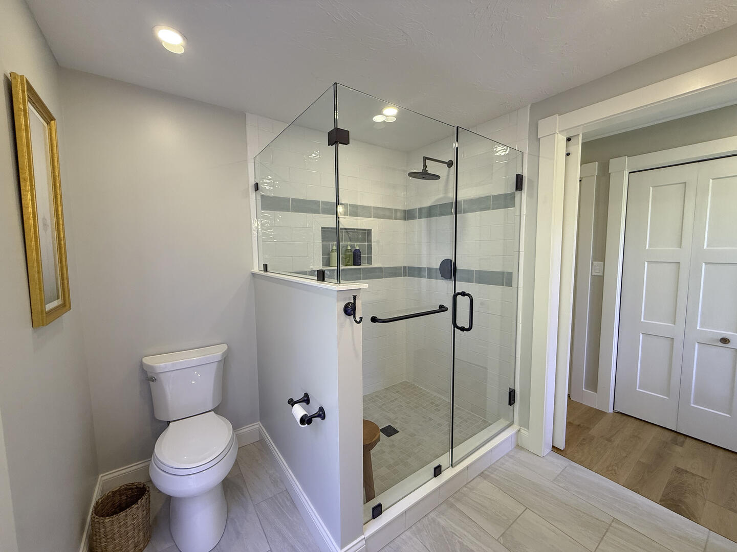 BR1 King En Suite with Shower Stall, First Floor