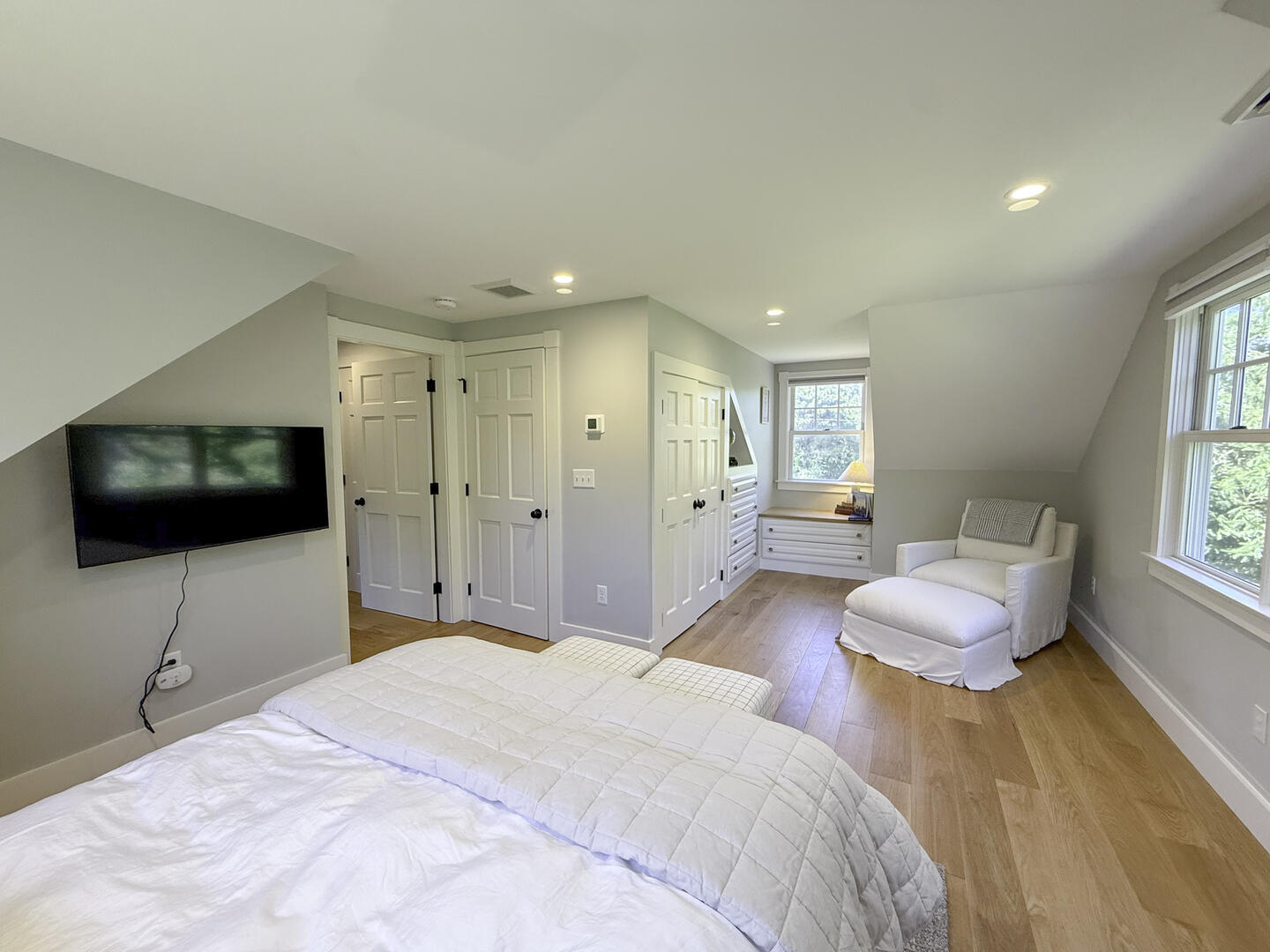 BR3 Queen, Second Floor