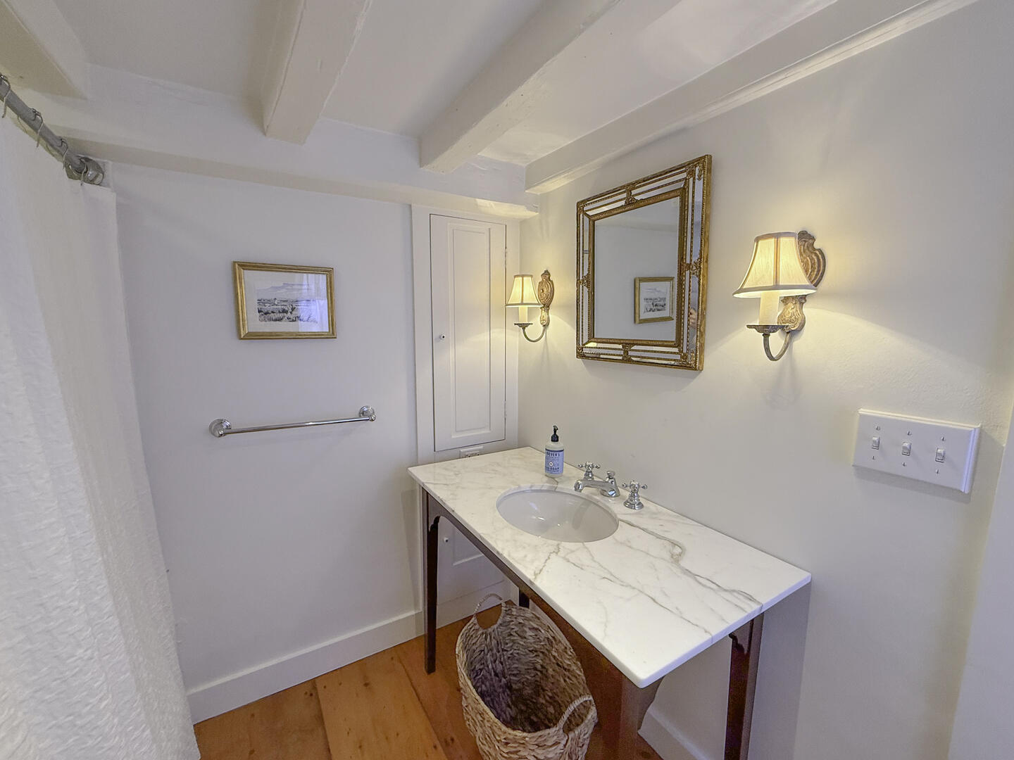 BR1 King En Suite with Shower Tub Combo, Second Floor