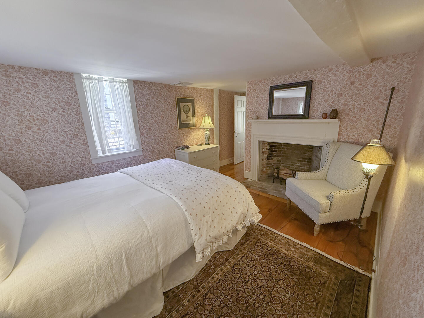 BR2 Queen, Second Floor