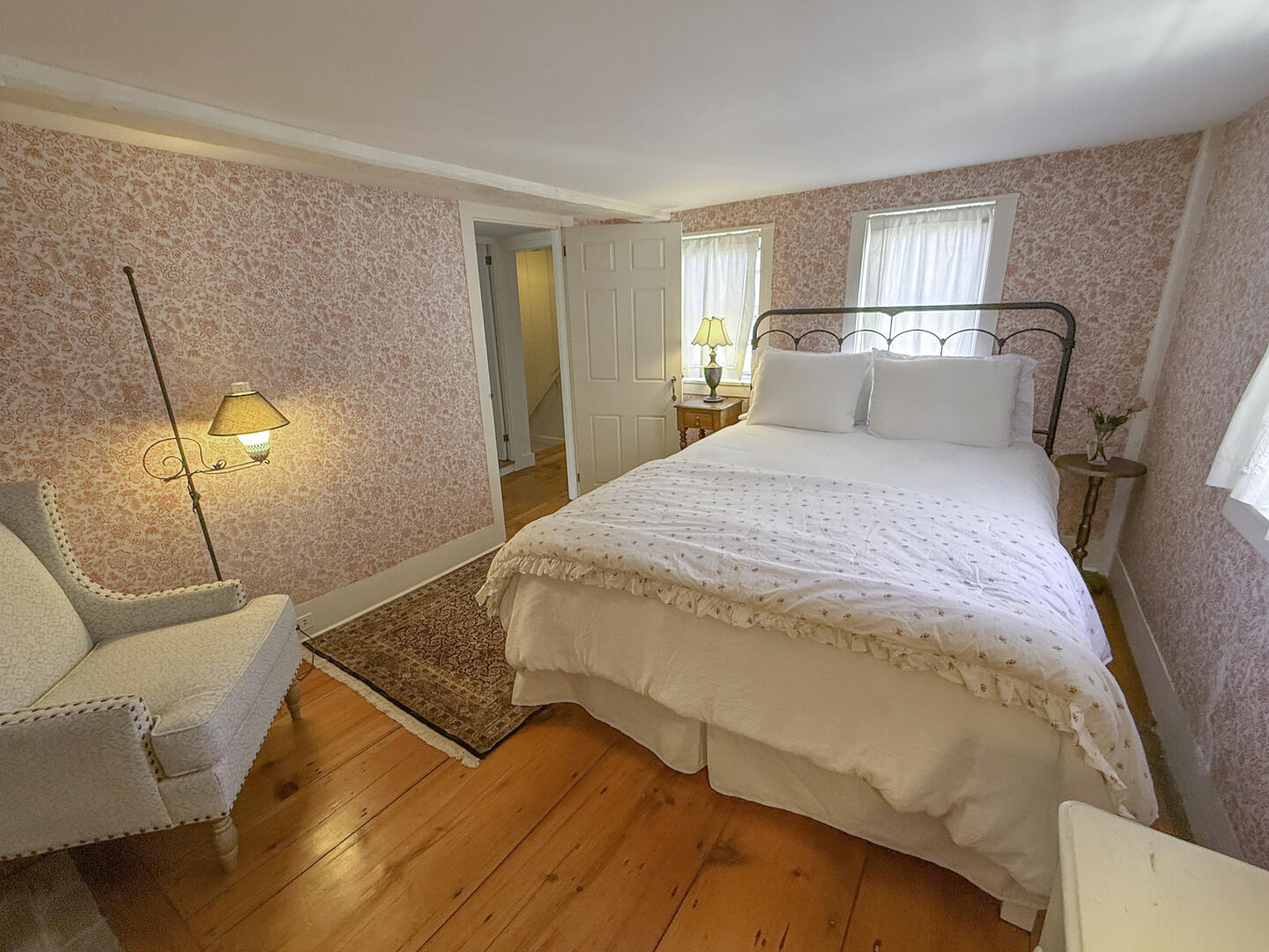 BR2 Queen, Second Floor