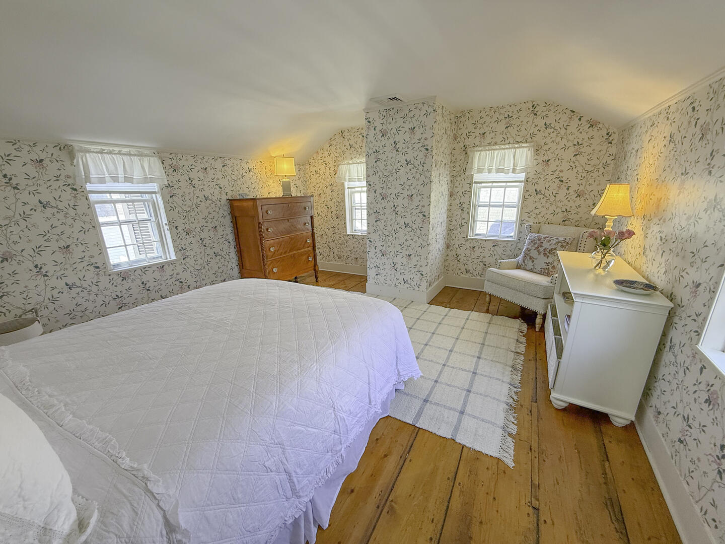 BR3 Queen, Second Floor