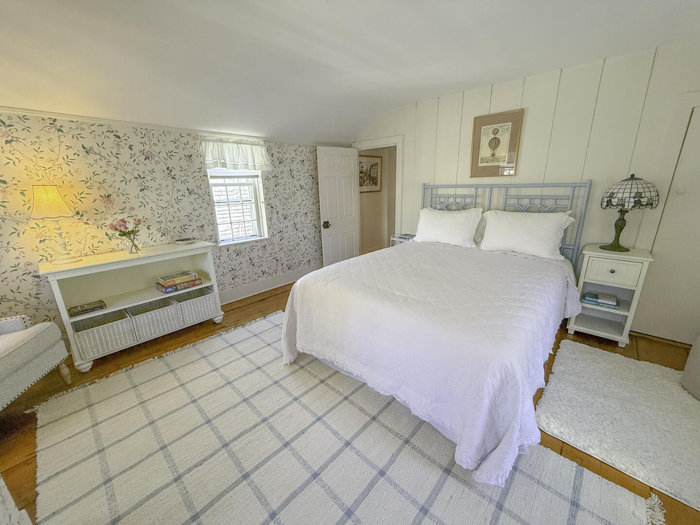 BR3 Queen, Second Floor