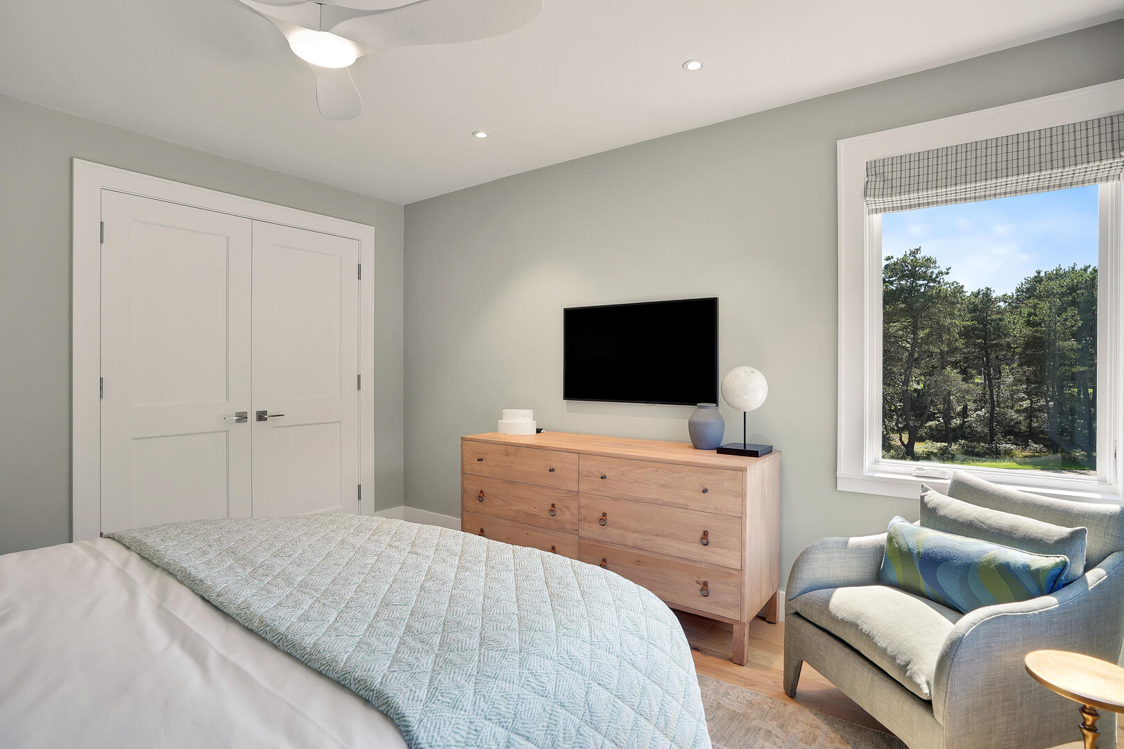 BR3 Queen, Second Floor