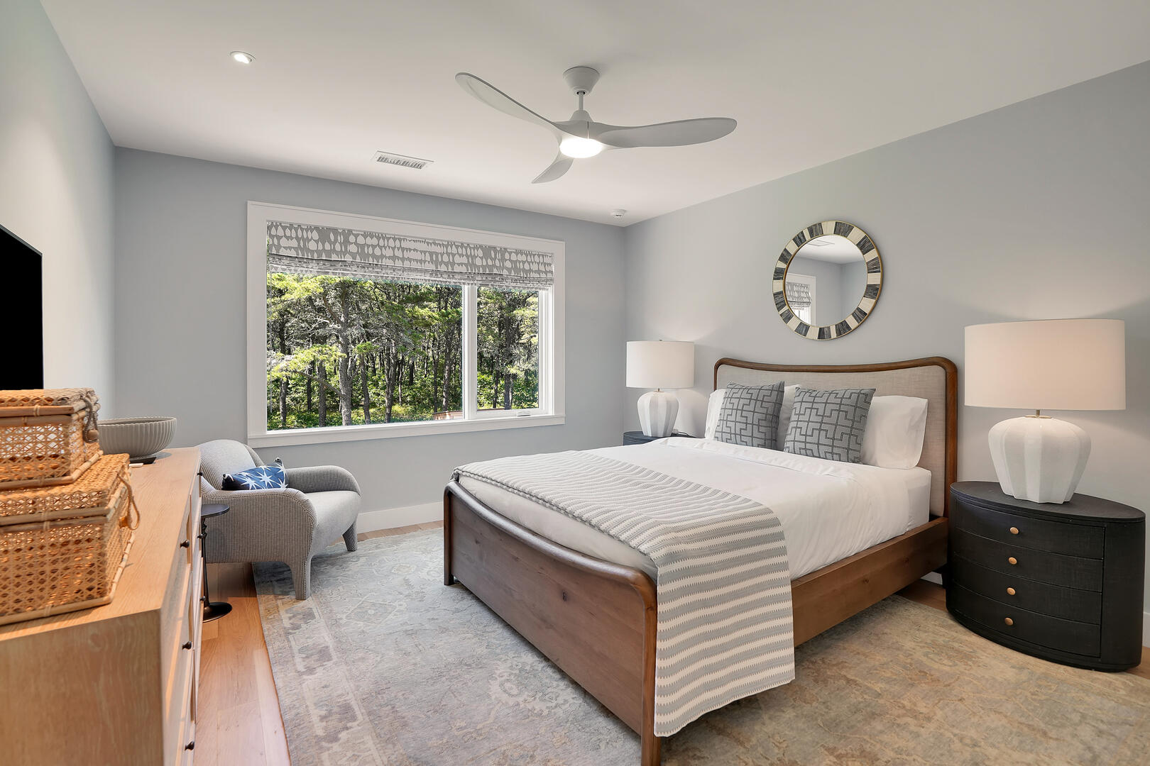 BR4 Queen, Second Floor