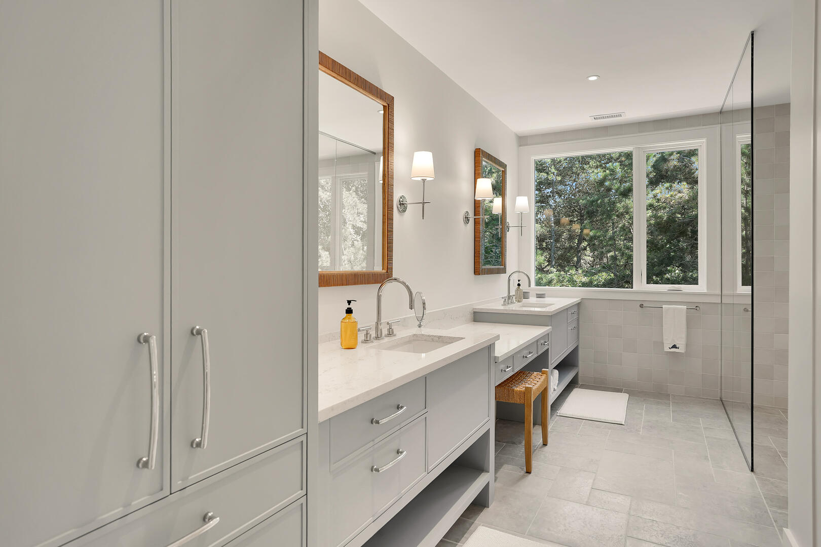 BR1 King En Suite with Shower Stall, First Floor