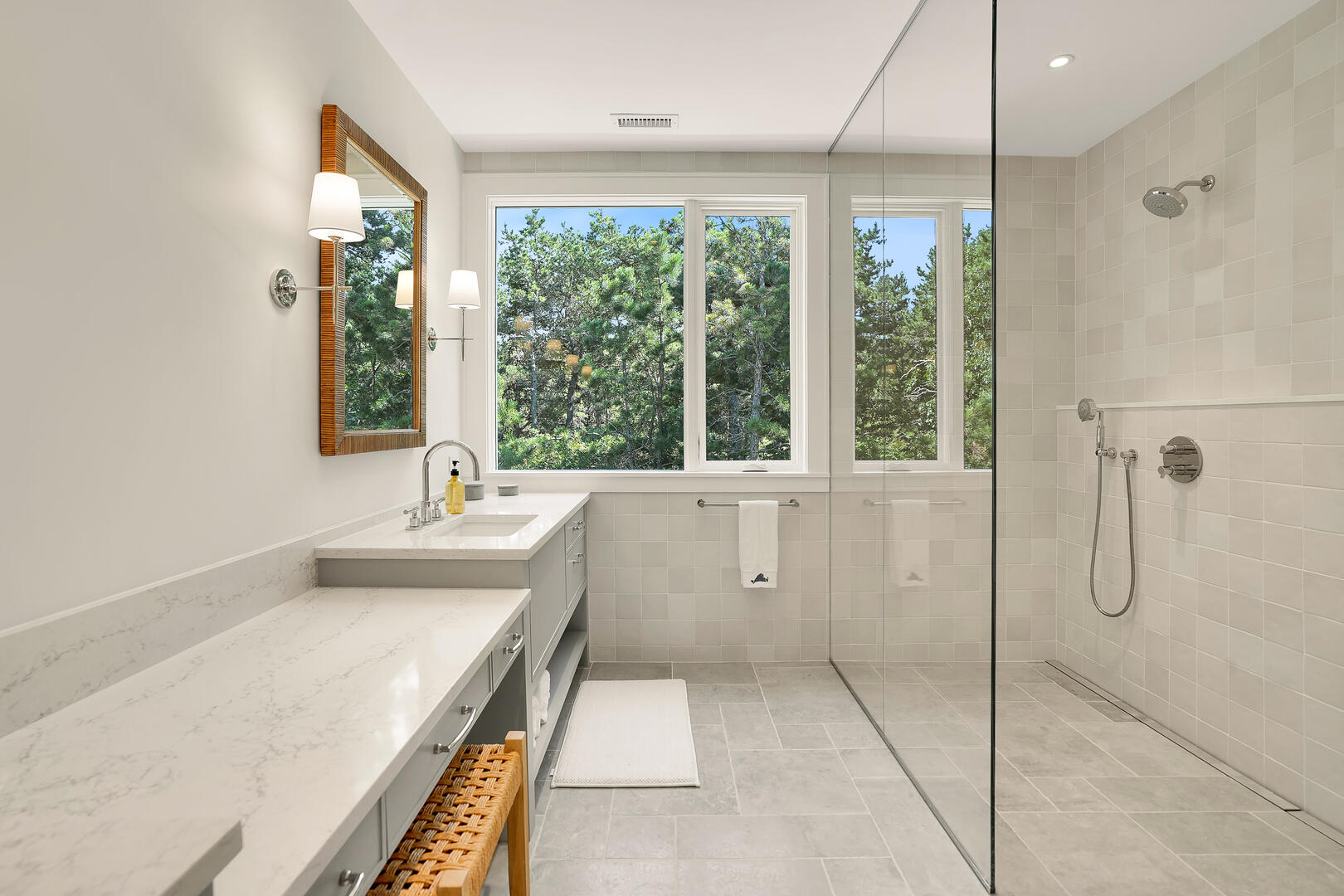 BR1 King En Suite with Shower Stall, First Floor