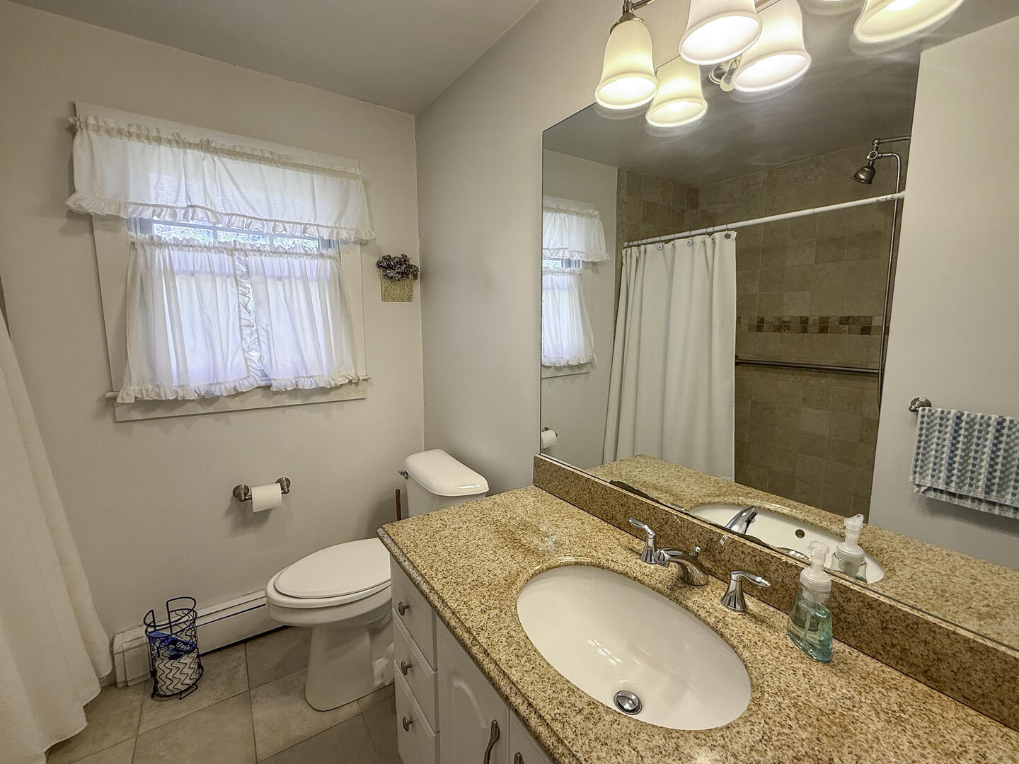 BR1 King En Suite with Shower Stall, First Floor