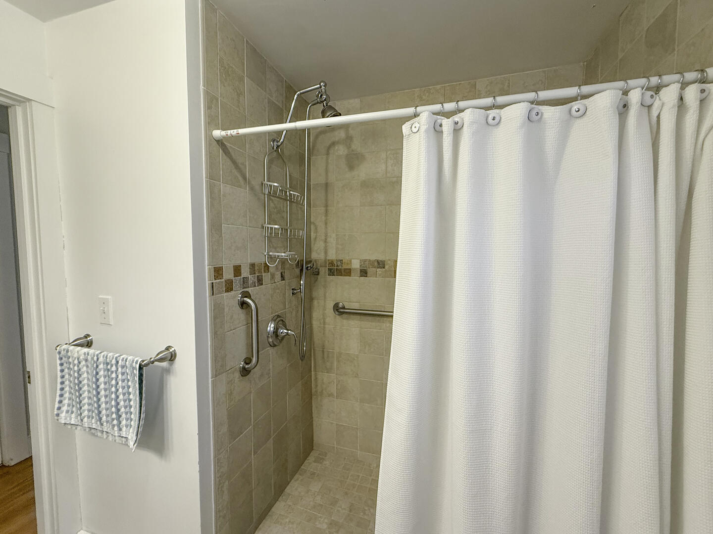 BR1 King En Suite with Shower Stall, First Floor