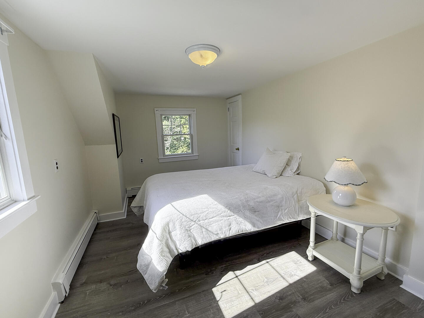 BR2 Queen, Second Floor