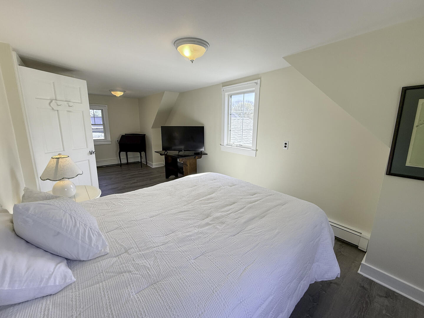 BR2 Queen, Second Floor