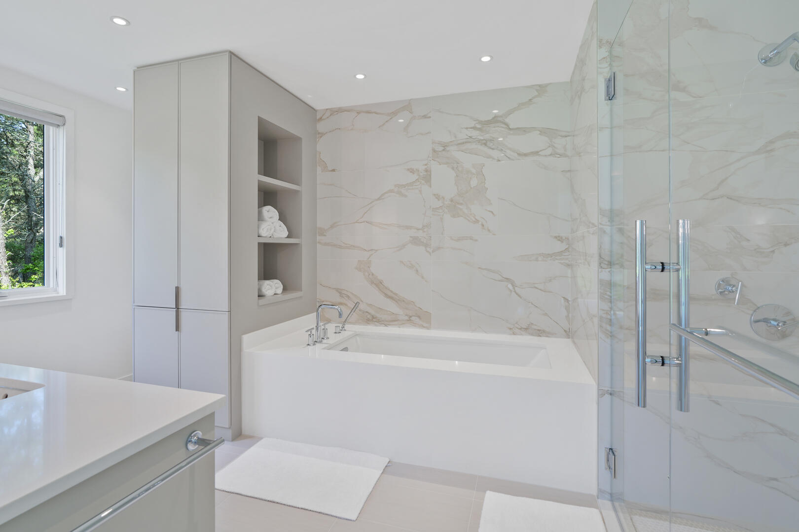 BR1 King En Suite with Shower Stall and Tub, First Floor