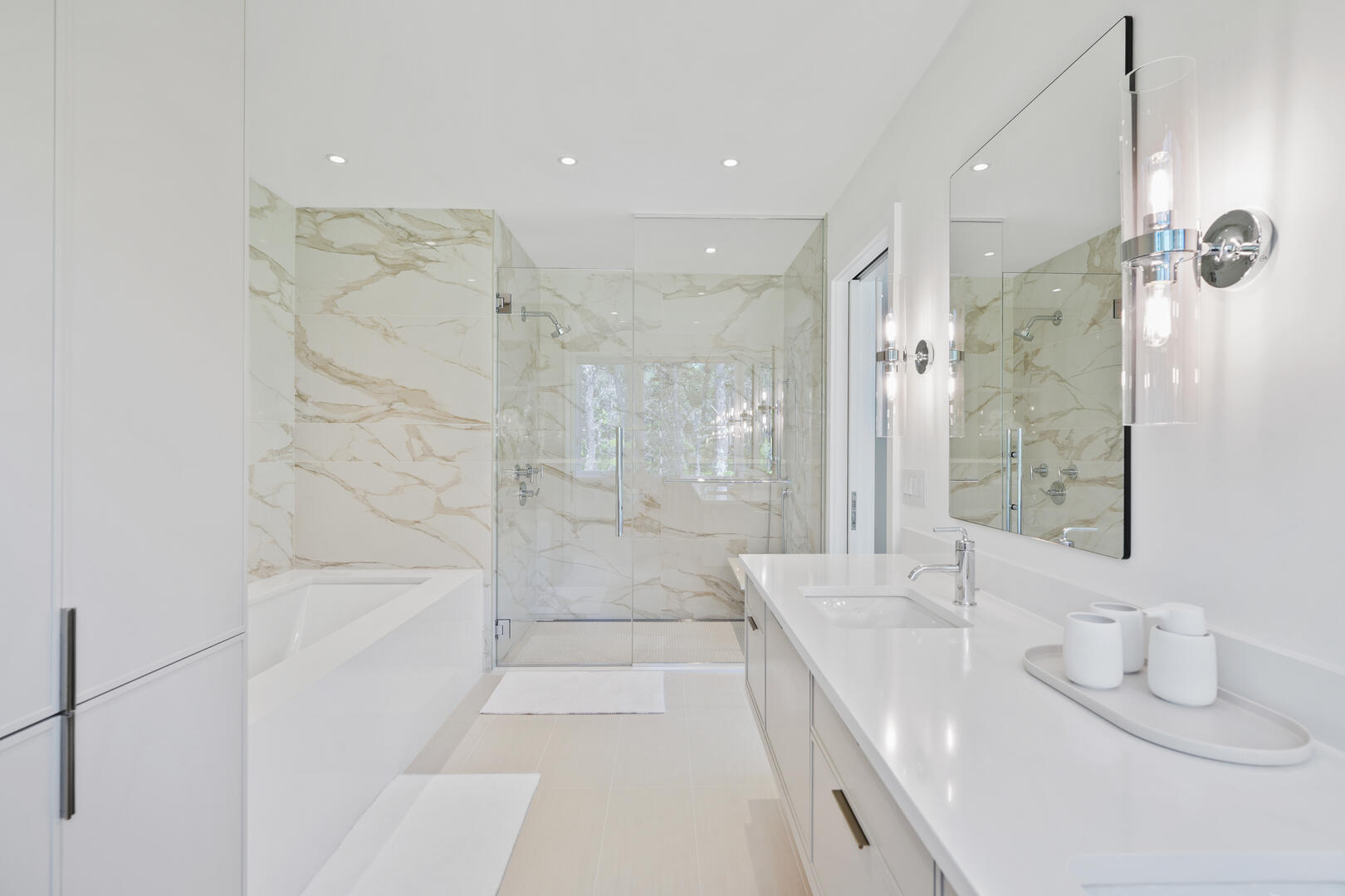 BR1 King En Suite with Shower Stall and Tub, First Floor