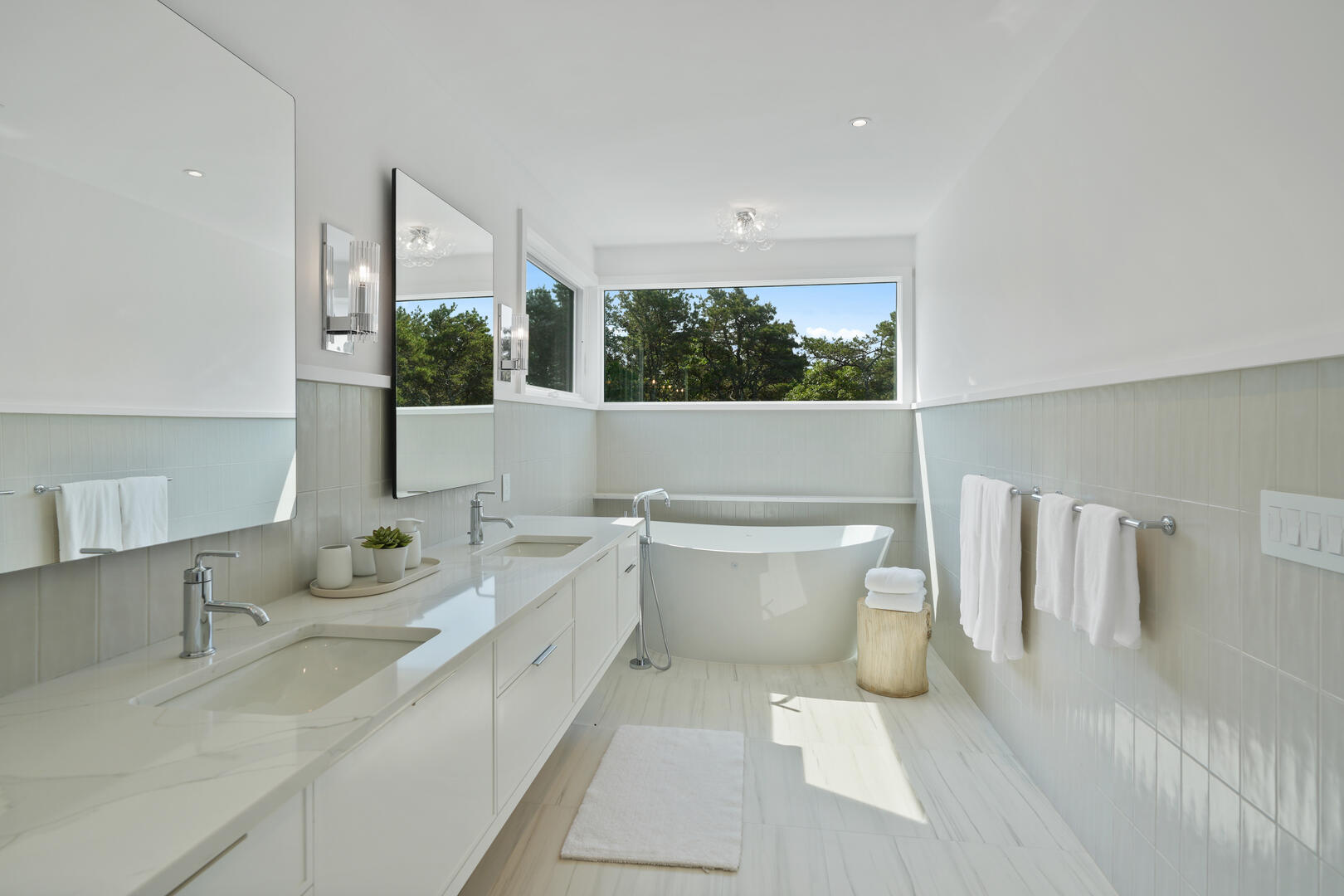 BR2 King En Suite with Shower Stall and Tub, Second Floor