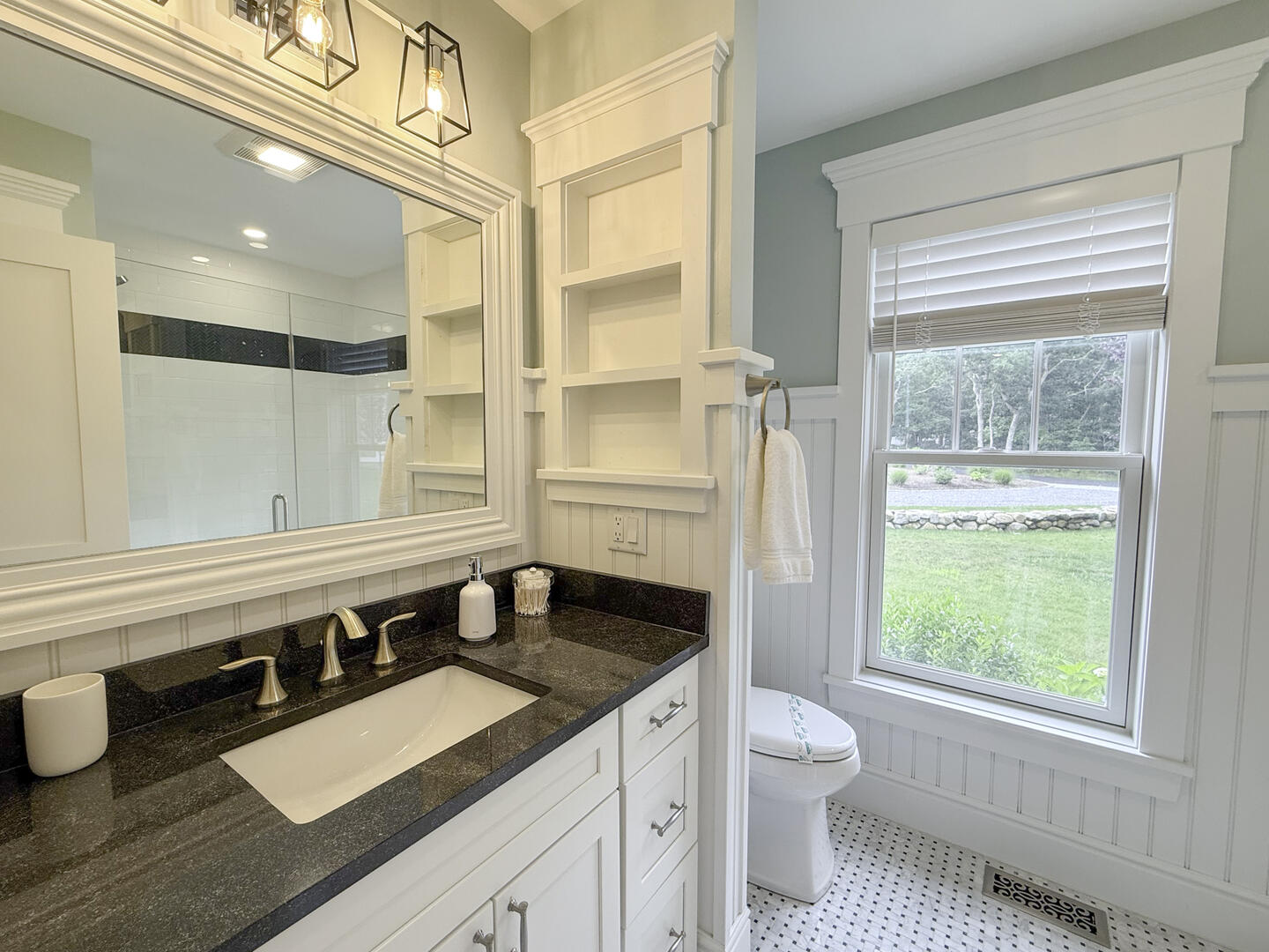 BR1 King En Suite with Shower Stall, First Floor