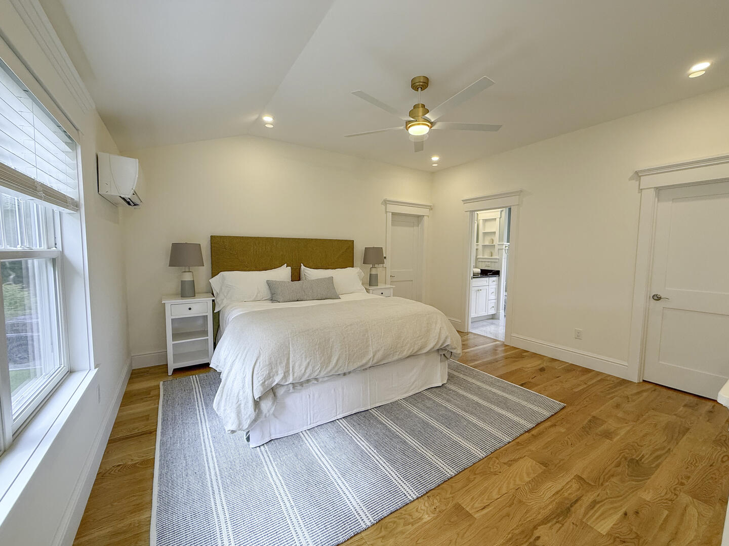 BR5 King En Suite, Detached Carriage House