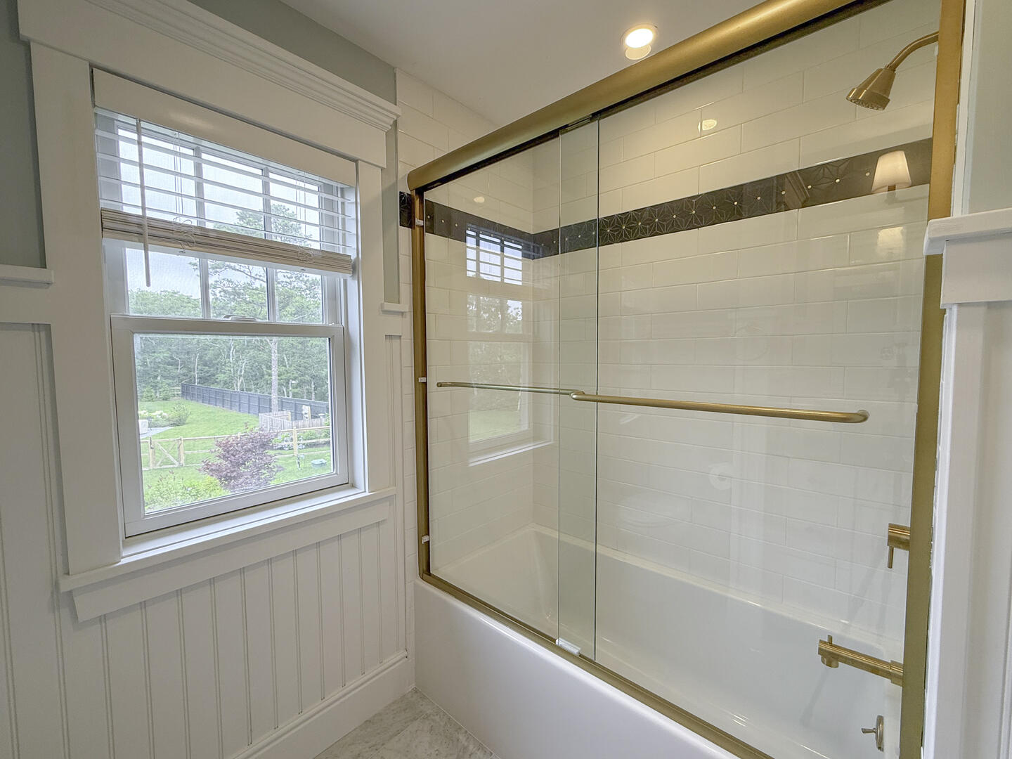 BR5 King En Suite with Shower Tub Combo, Detached Carriage House