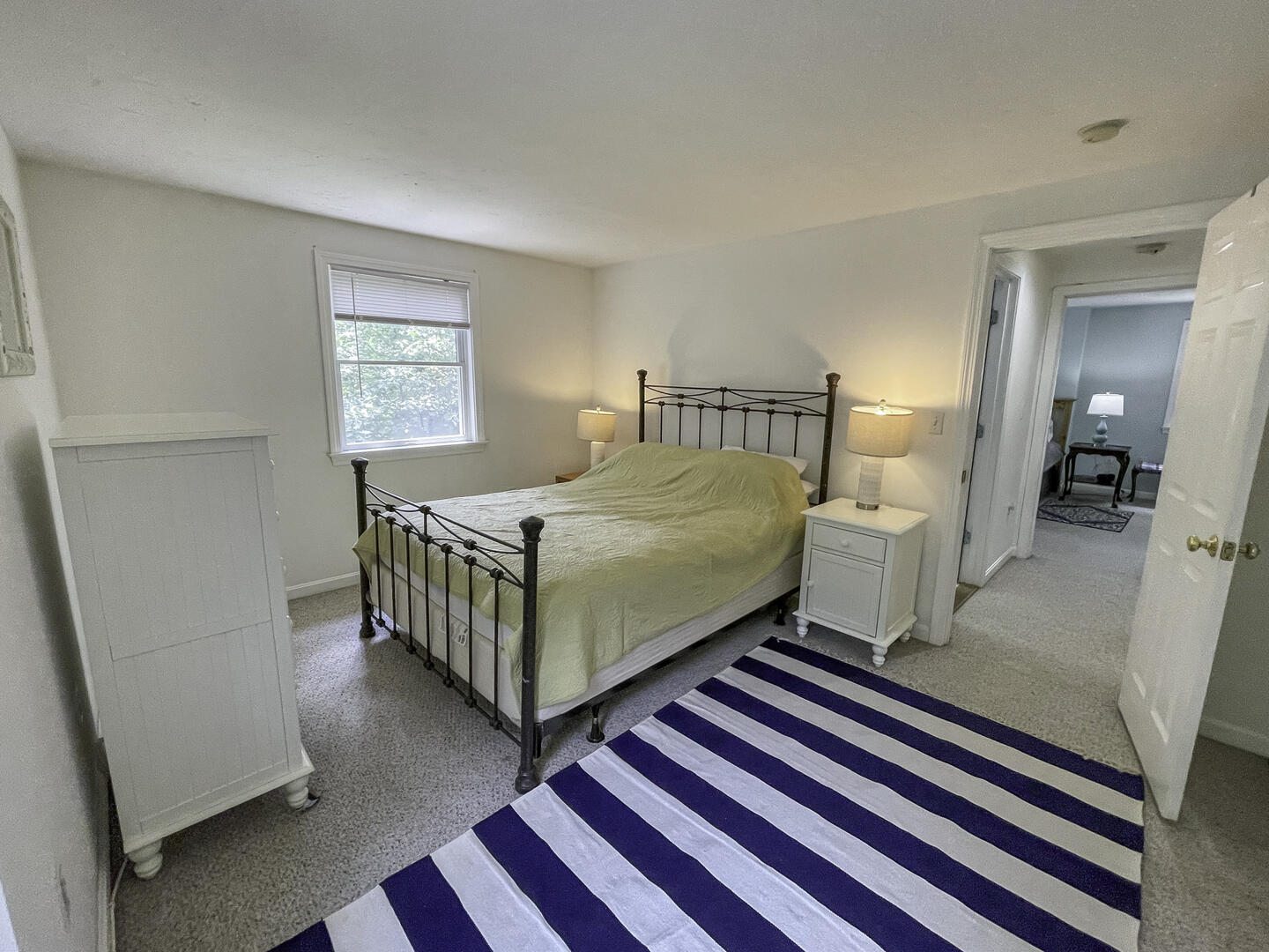 BR2 Queen, Second Floor