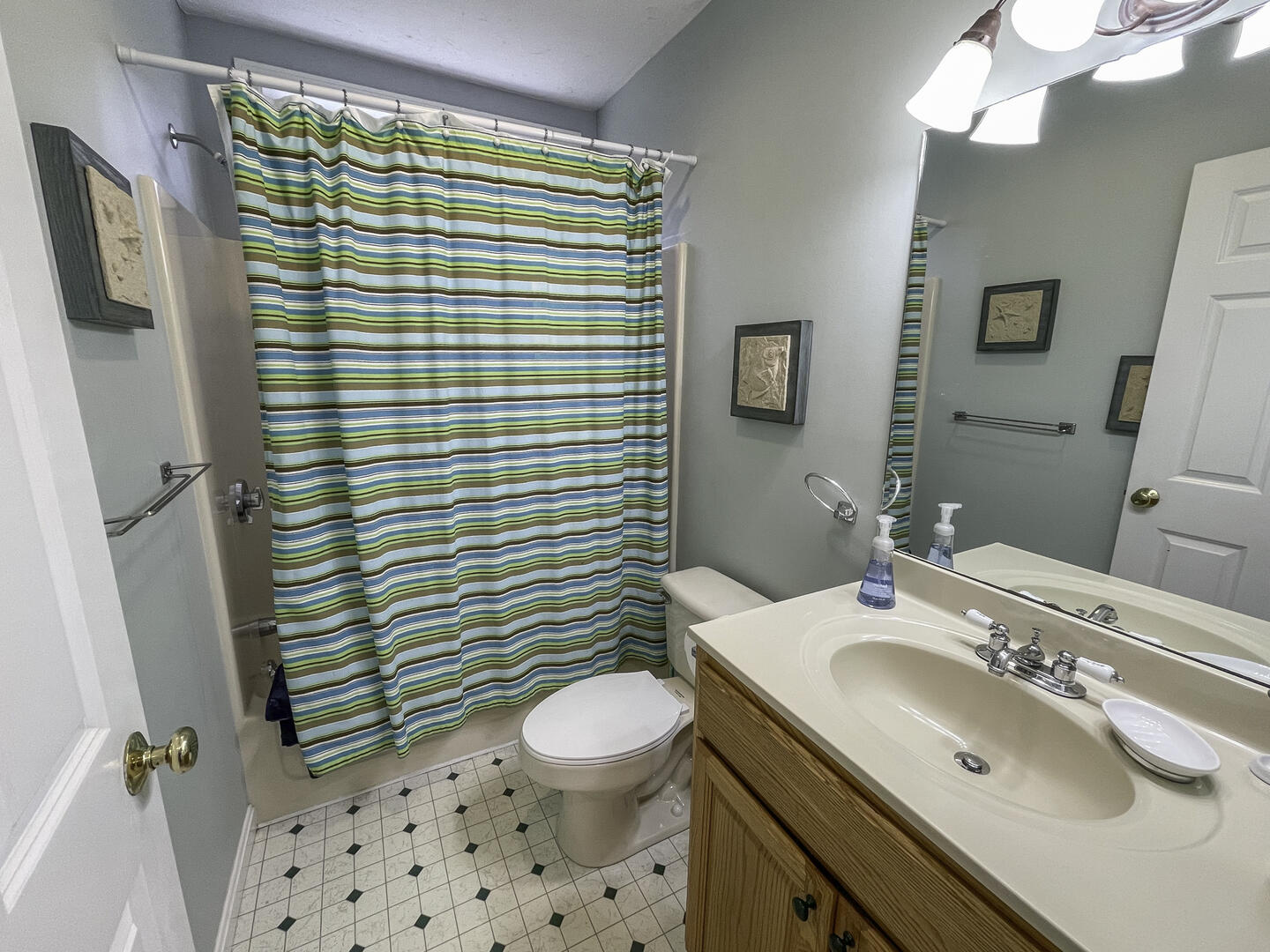 Full Bathroom, Shower Tub Combo, First Floor