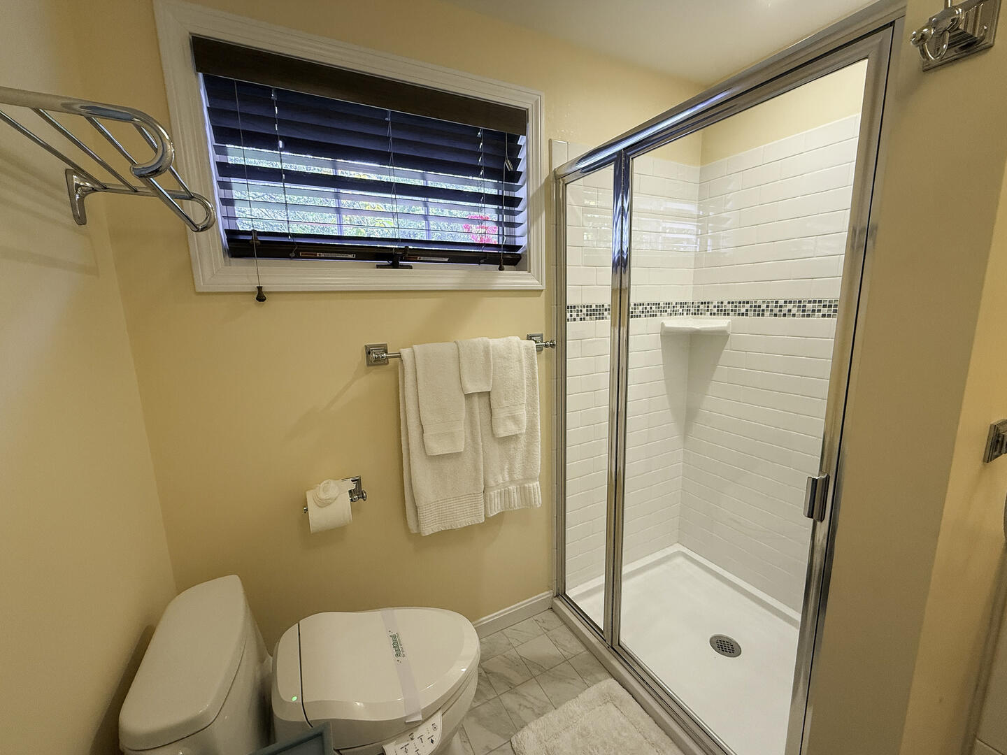 BR1 Queen En Suite with Shower Stall, First Floor