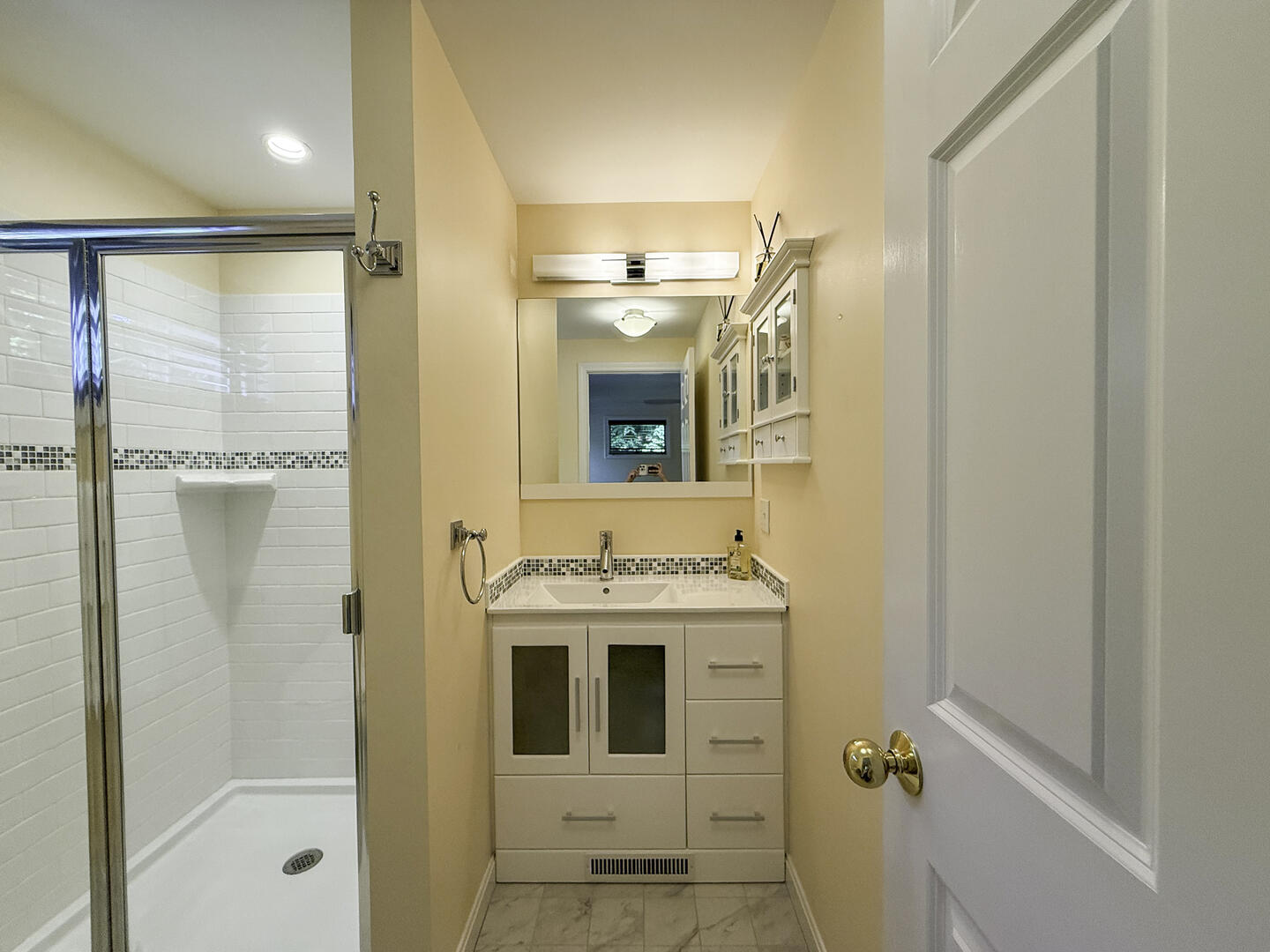 BR1 Queen En Suite with Shower Stall, First Floor