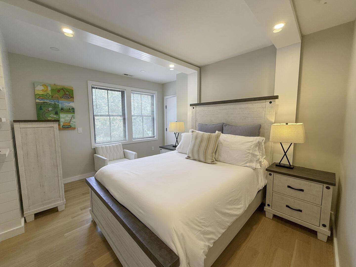 BR3 Queen, Second Floor