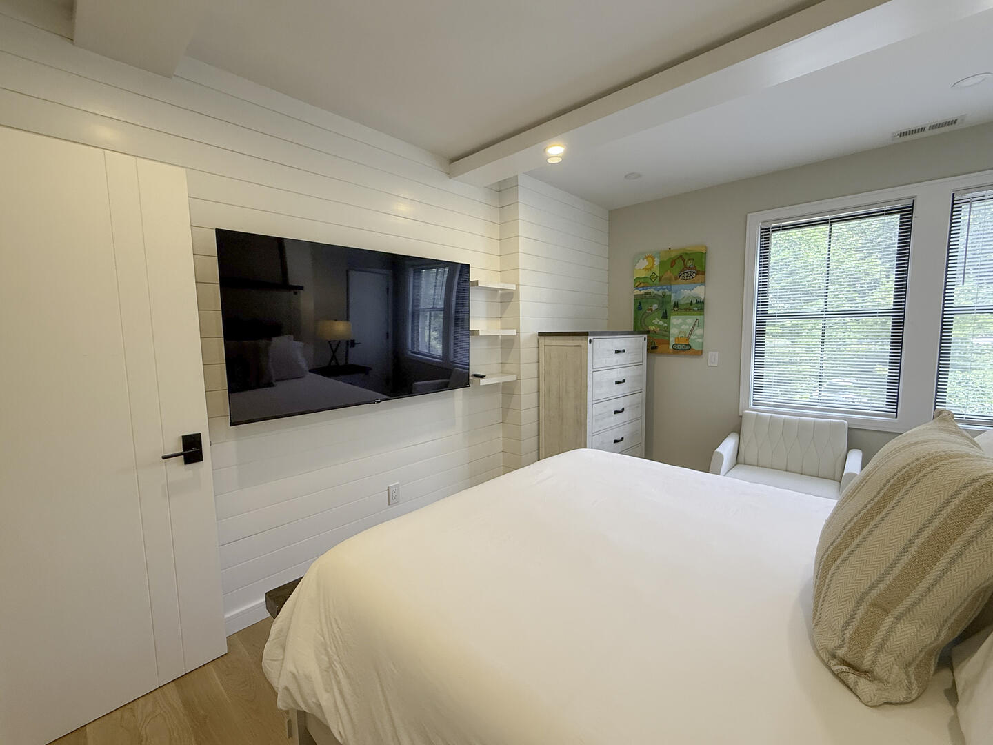 BR3 Queen, Second Floor