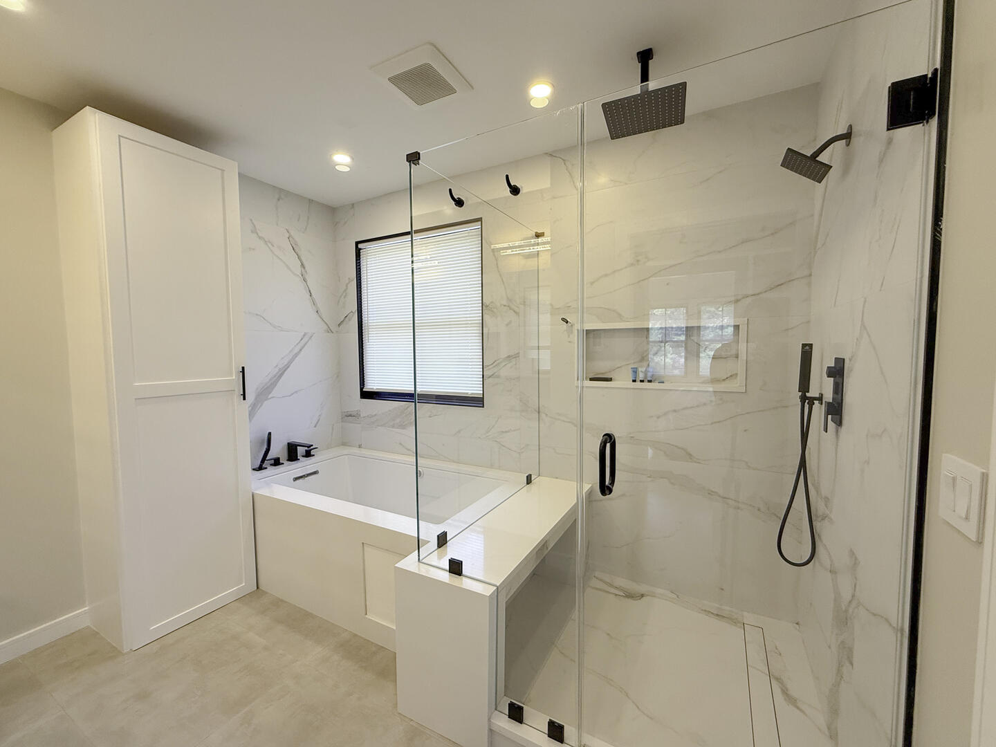 BR1 King En Suite with Shower Stall and Tub, Second Floor