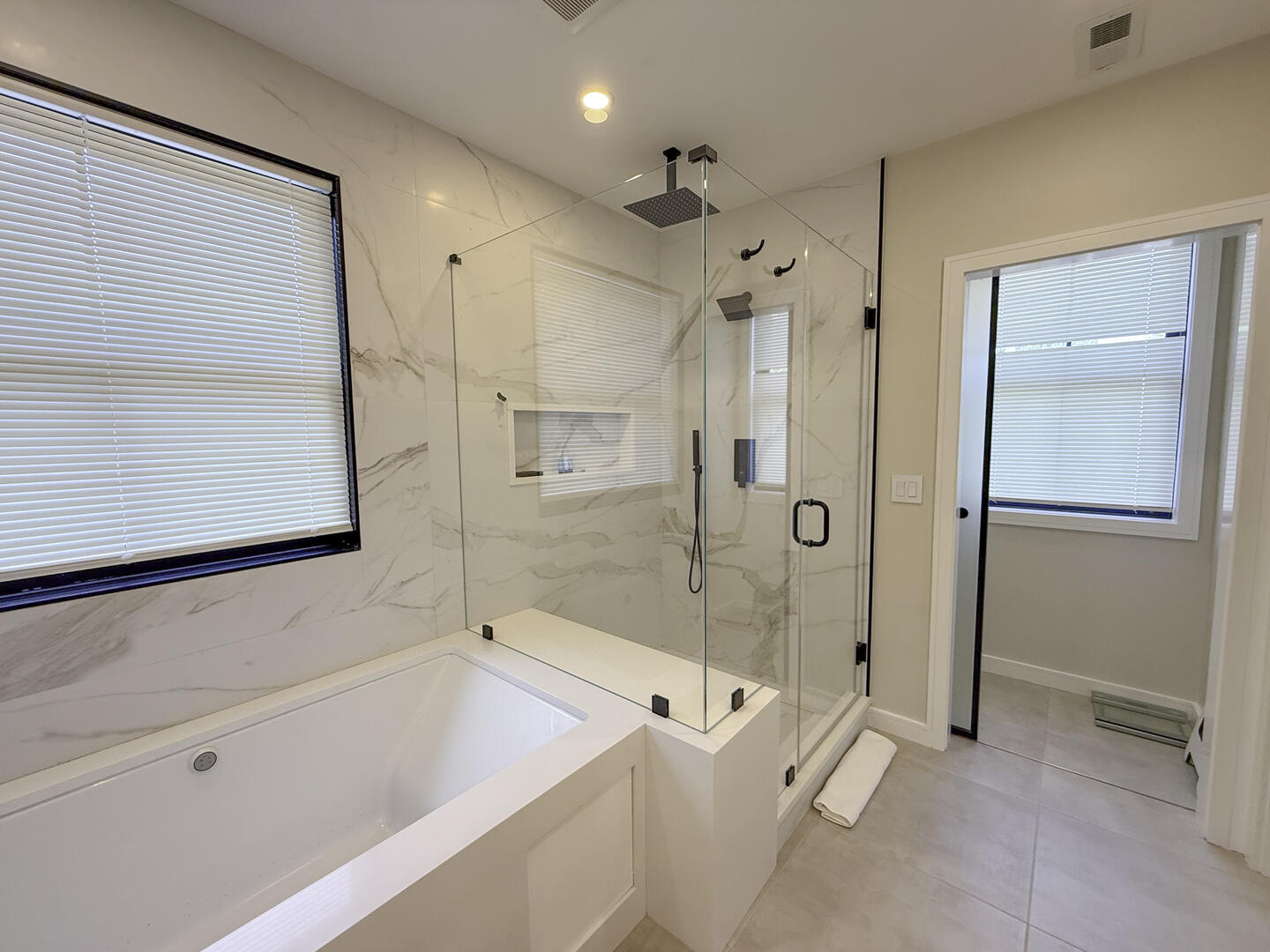 BR1 King En Suite with Shower Stall and Tub, Second Floor