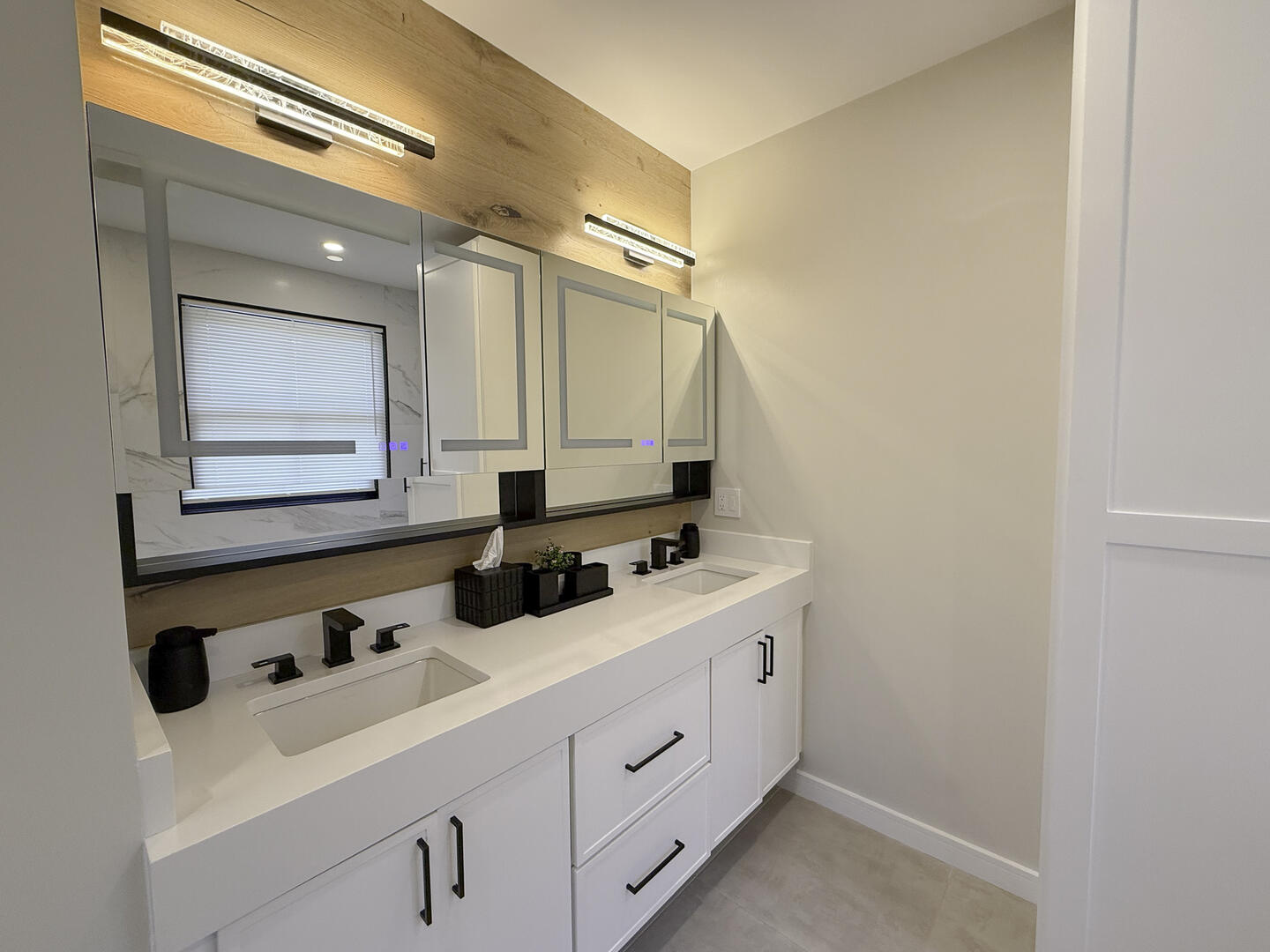 BR1 King En Suite with Shower Stall and Tub, Second Floor