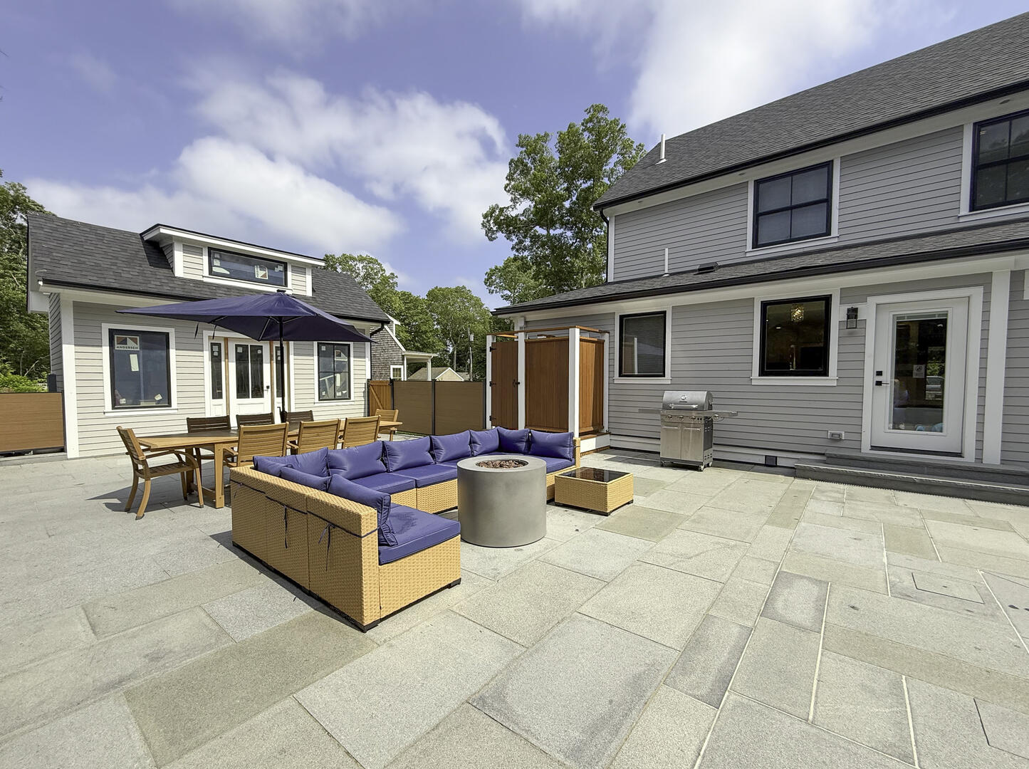 Outdoor Lounging (note: poolhouse is not for tenant use)