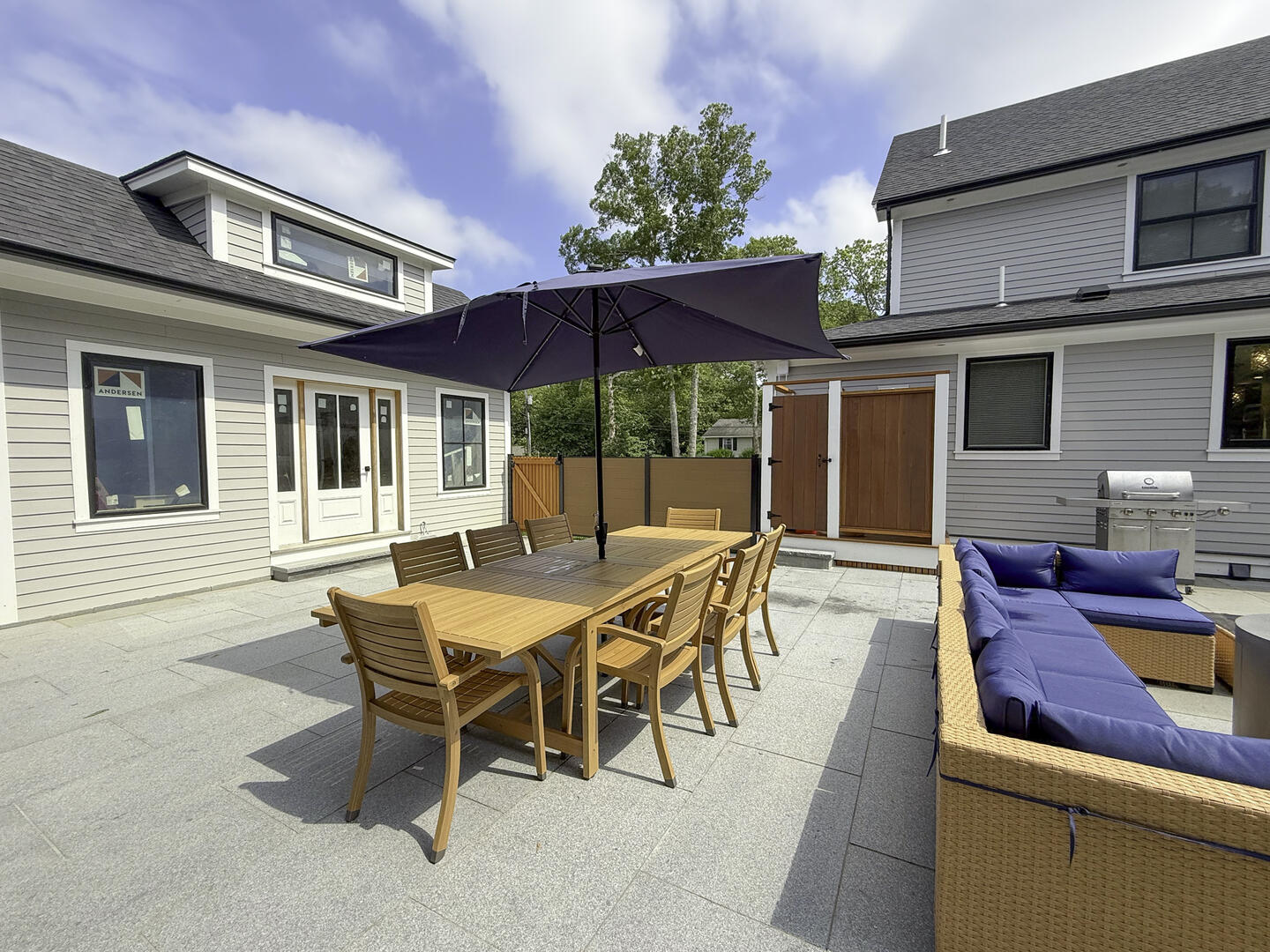 Outdoor Dining (note: poolhouse is not for tenant use)
