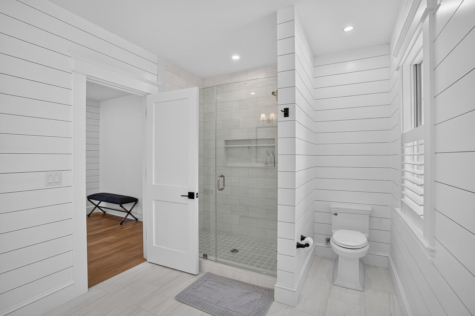 BR1 King En Suite with Shower Stall, First Floor