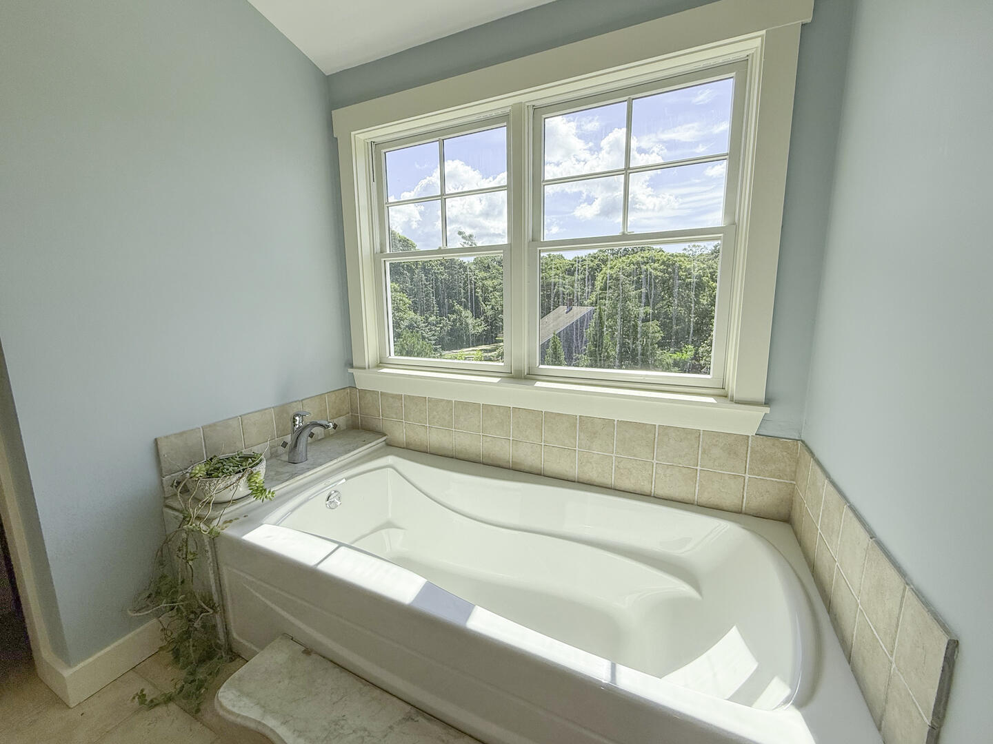 BR1 King En Suite with Shower Stall and Tub, Second Floor