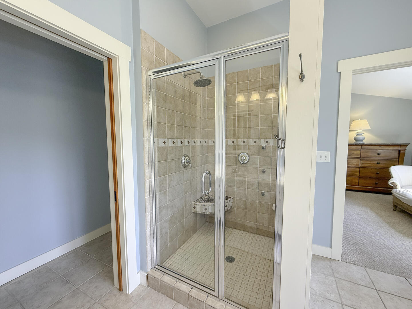 BR1 King En Suite with Shower Stall and Tub, Second Floor