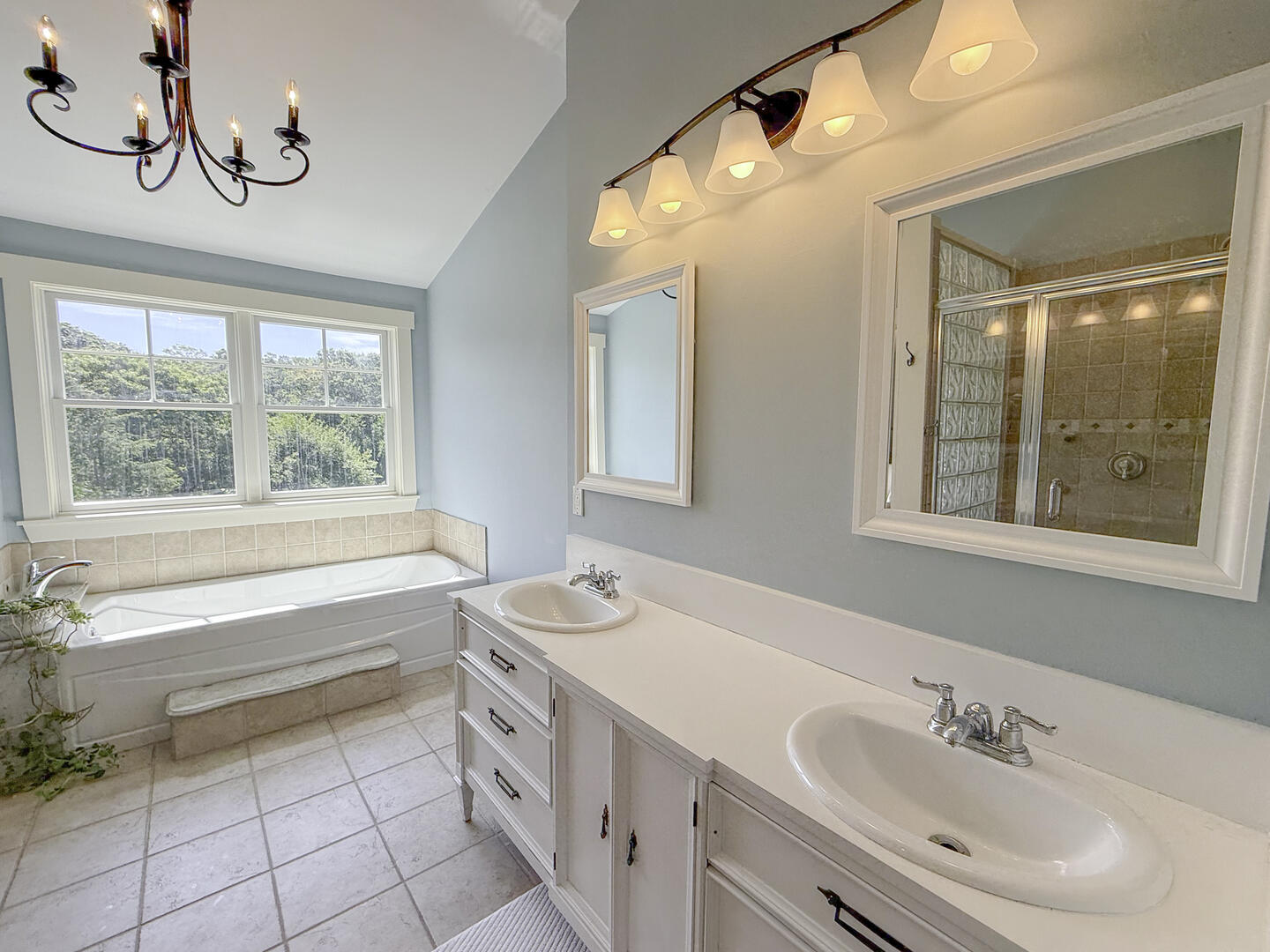 BR1 King En Suite with Shower Stall and Tub, Second Floor