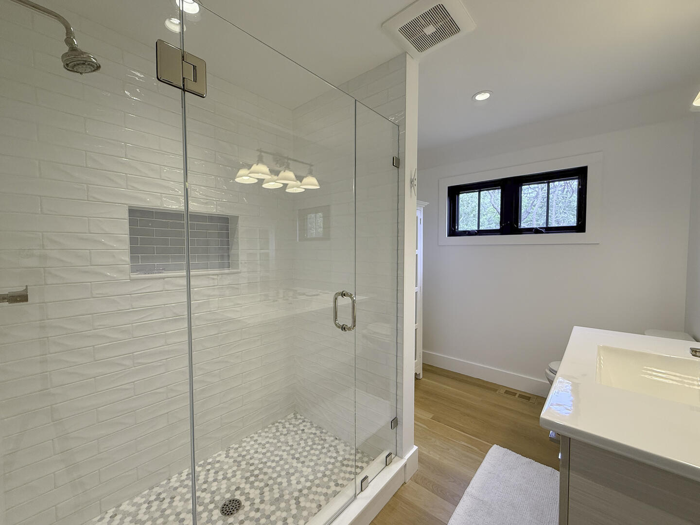 BR1 King En Suite with Shower Stall, First Floor