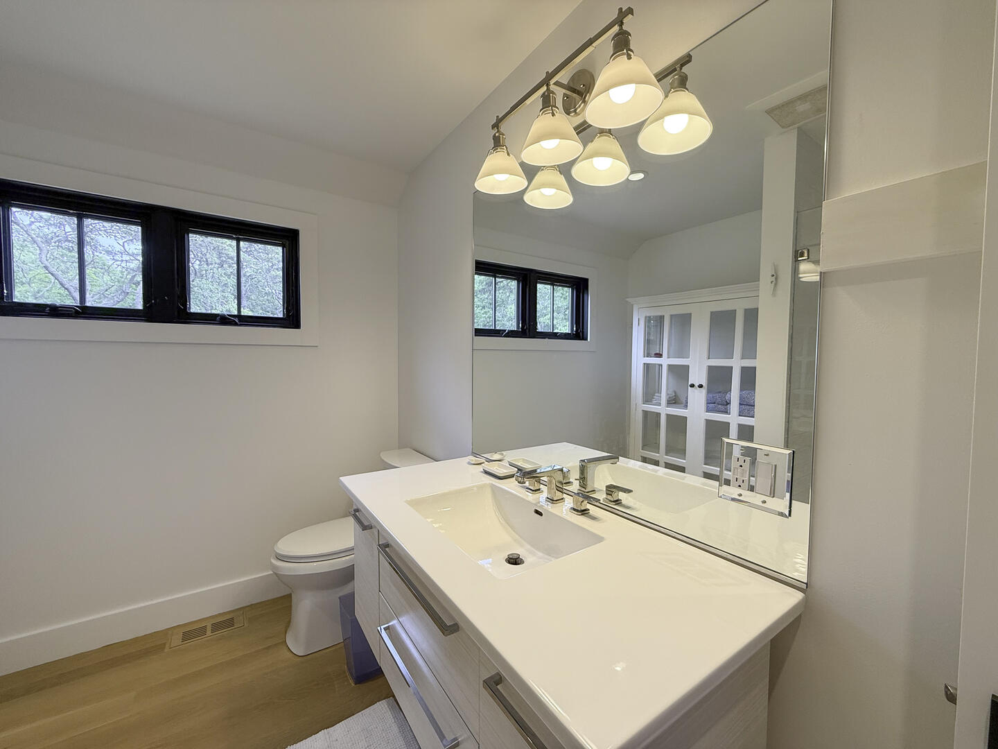 BR1 King En Suite with Shower Stall, First Floor