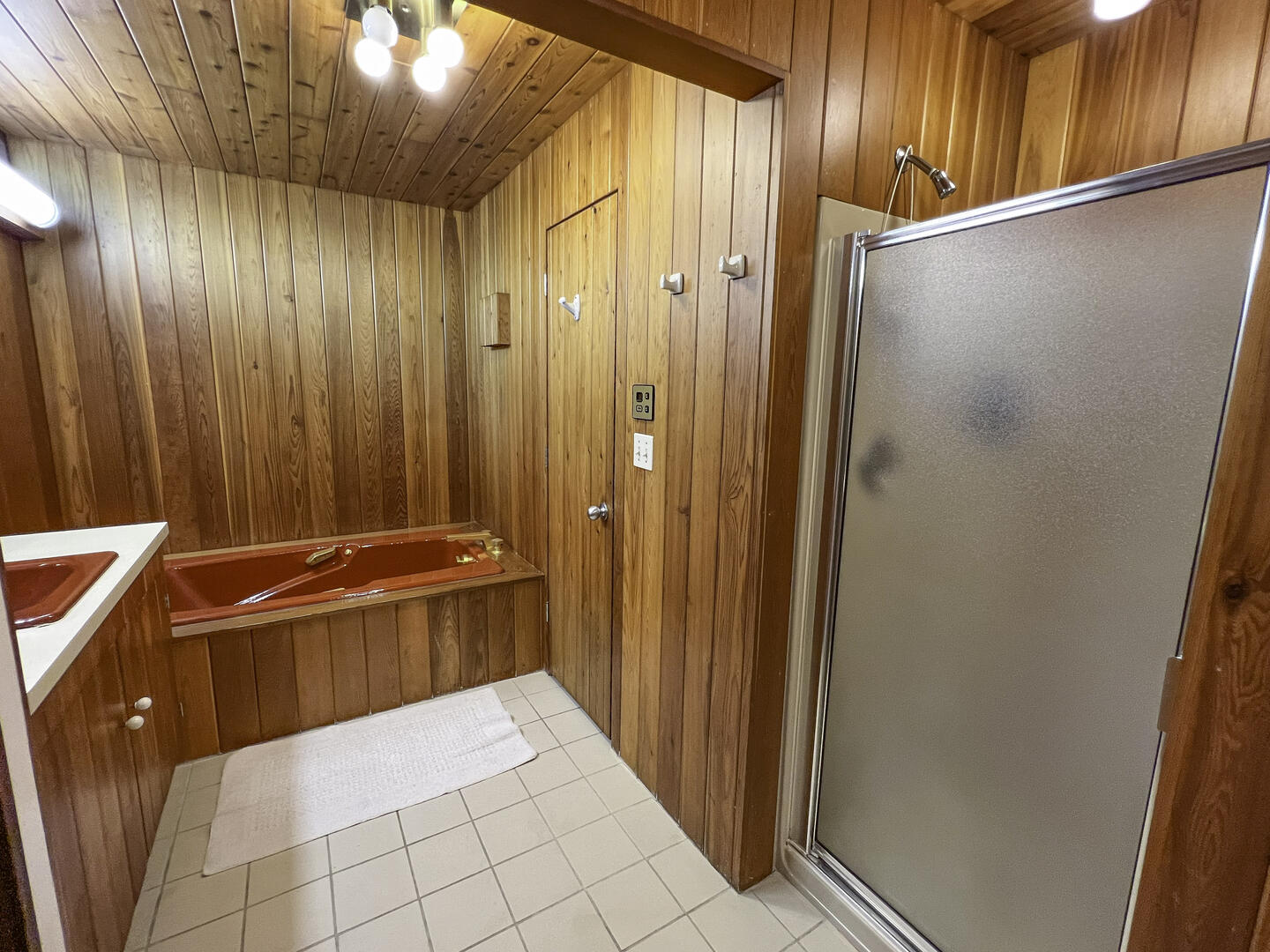 BR1 Queen En Suite with Separate Shower Stall 