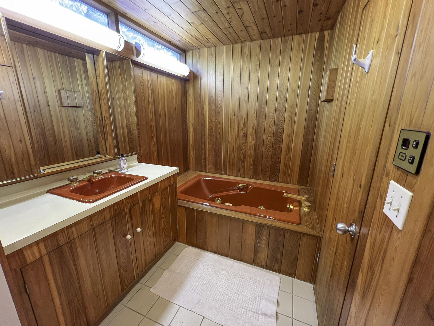 BR1 Queen En Suite with Separate Shower Stall 