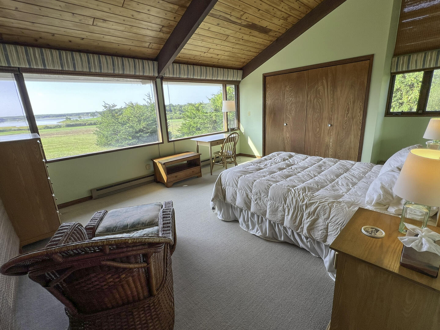 BR2 Queen, Second Floor