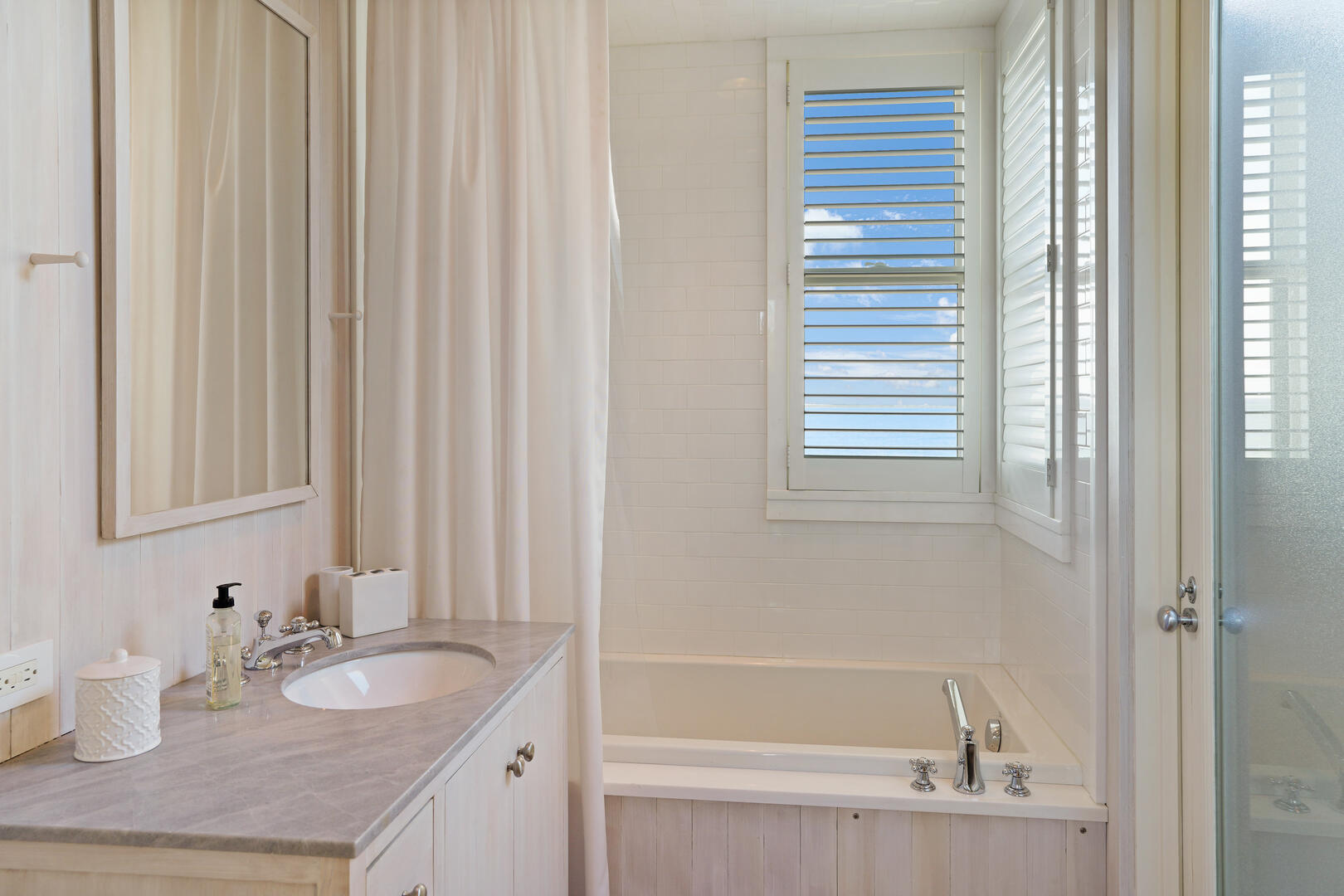 West Shack: BR6 King En Suite with Shower Tub Combo, First Floor