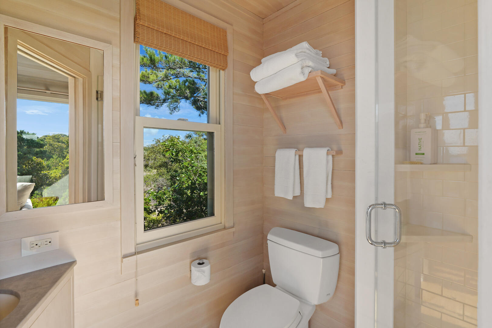 West Shack: BR7 Queen Sofa Bed En Suite with Shower Stall, First Floor