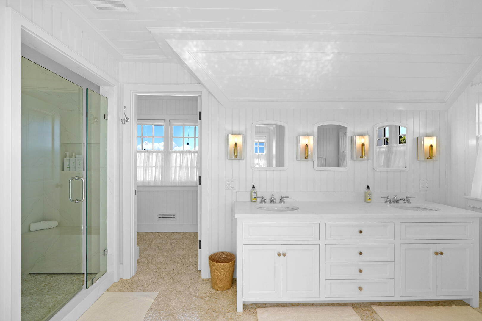 BR1 King En Suite with Shower Stall and Tub, Second Floor