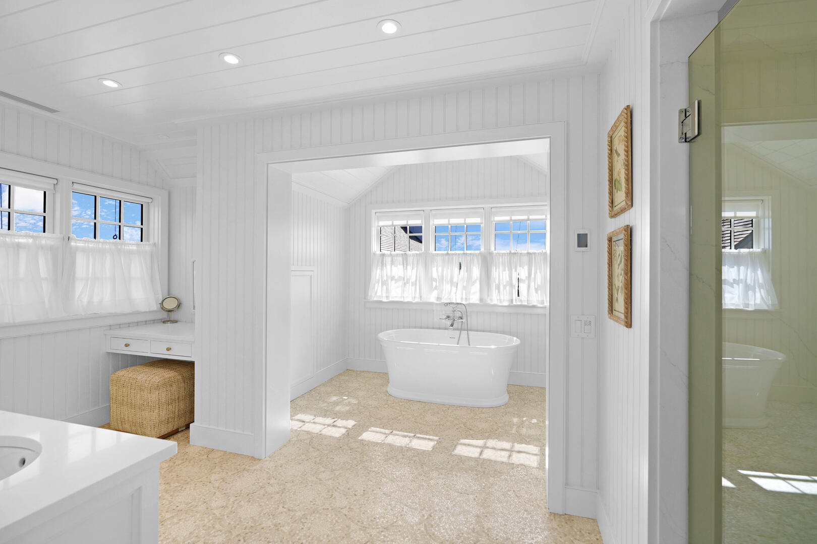 BR1 King En Suite with Shower Stall and Tub, Second Floor