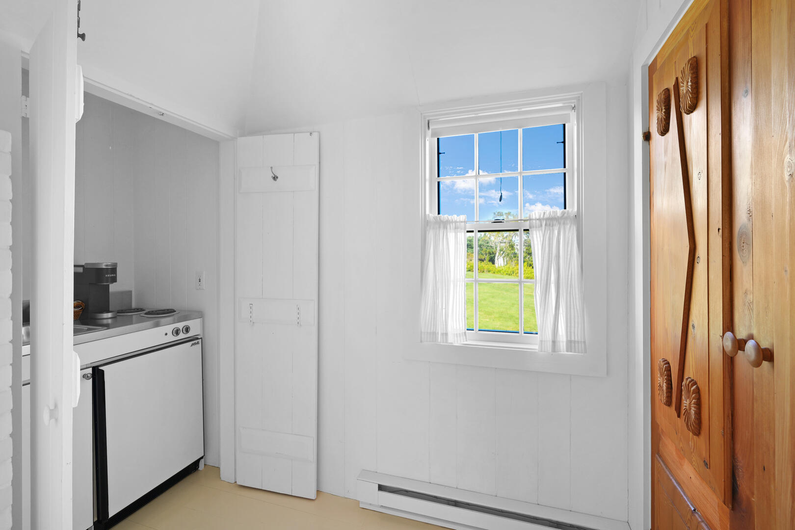 Pond Pavillion Kitchenette: BR4 King En Suite, First Floor