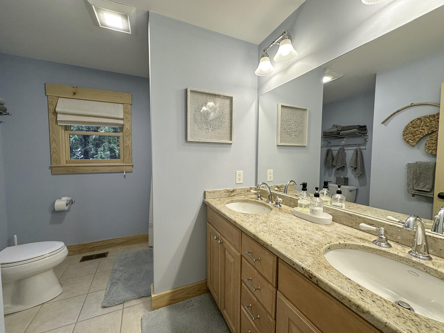 BR1 King En Suite with Shower Stall, First Floor