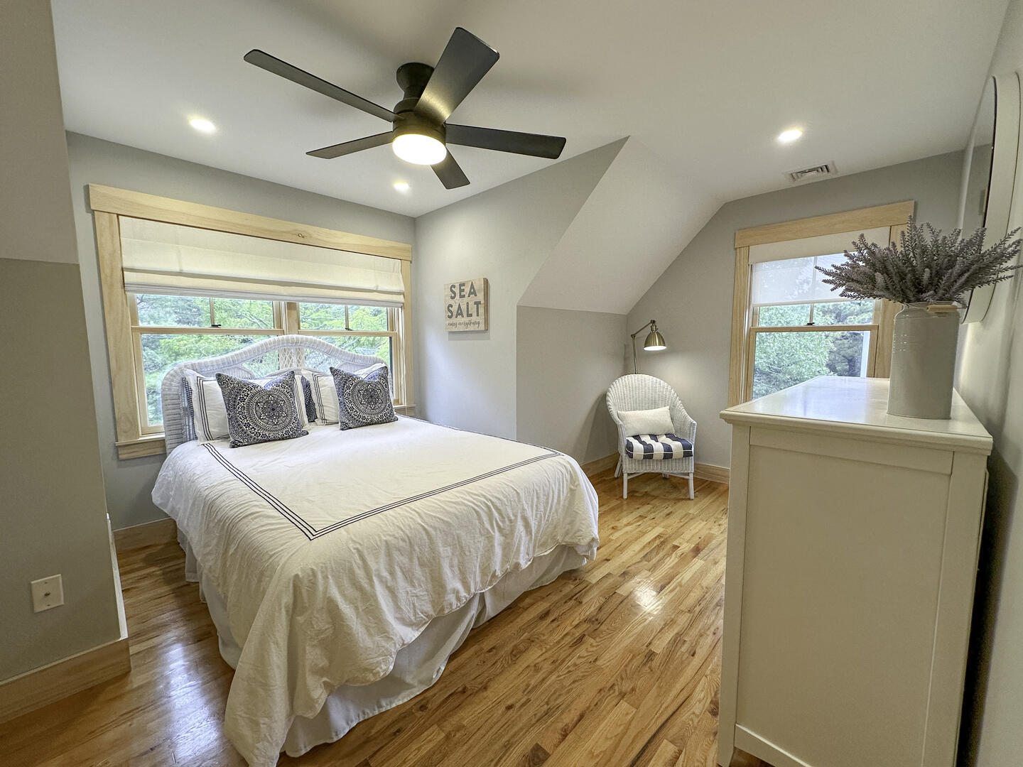 BR2 Queen, Second Floor