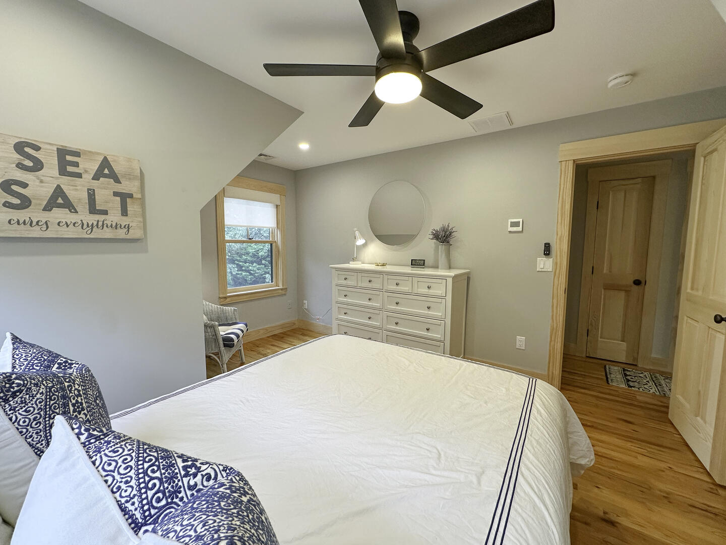 BR2 Queen, Second Floor